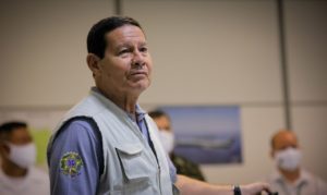 Mourão toma hidroxicloroquina, annita e azitromicina