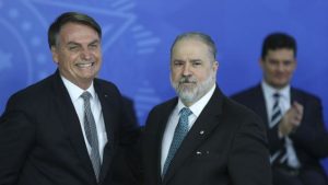 Aras abre 8 apurações sobre comportamento de Bolsonaro na pandemia