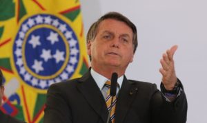 Bolsonaro diz que o ‘certo seria tirar jornais de circulação’