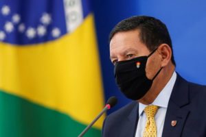 Jair Bolsonaro não quer expropriação de terras focos de crimes ambientais. Mourão diz que é estudo