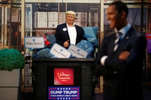 Trump é colocado em lixeira no museu Tussauds de Berlim