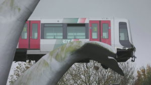 Trem é ‘salvo’ de queda por escultura de baleia na Holanda
