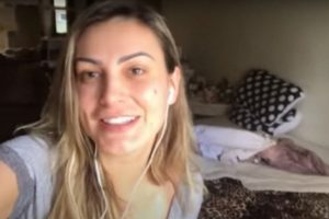 Após ruptura com igreja, Andressa Urach aposta nos vlogs e mostra gaveta de calcinha