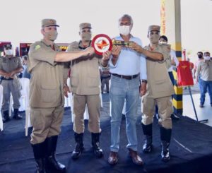 Governador entrega nova viatura e equipamentos ao Corpo de Bombeiros de Jaraguá