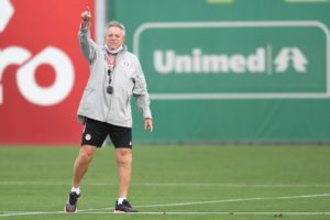 Abel Braga testa positivo para Covid-19