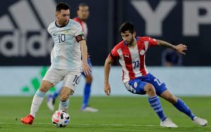 VAR anula gol e Argentina fica no empate com o Paraguai