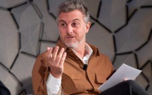 Huck fala a empresários que postura não será conservadora