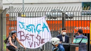 Policia investiga assassinato de homem negro como homicídio triplamente qualificado