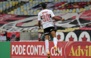 Brenner marca dois contra Flamengo e impõe derrota por 2 a 1