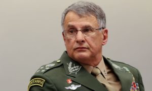 Comandante do Exército sofre acidente e fratura o fêmur