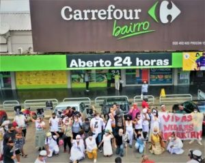 Populares fazem protestos em frente à unidade do Carrefour em Brasilia