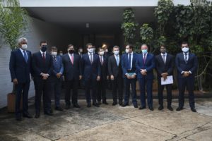 Governadores querem que o governo federal compre a primeira vacina contra Covid-19