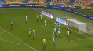 VÍDEO | Goleiro faz gol contra bizarro na segundona do Campeonato Espanhol