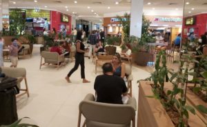 Comer com prato no colo ou em pé no balcão. Mesa para quê?