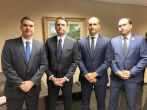 Onde votam Bolsonaro e os filhos? Eduardo vota no RJ?