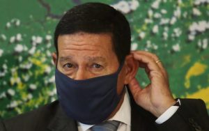 Mourão: paralisar estudos da vacina é normal, o que não pode é politizar