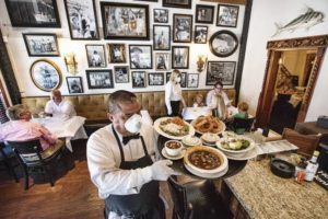 Covid-19: Restaurantes, academias e cafés encabeçam locais de maior risco