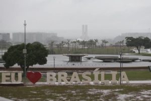 Temporal deixa estragos no Distrito Federal