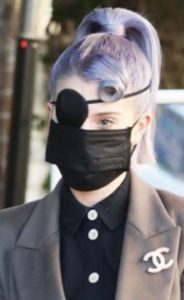 Kely Osbourne tem olho lesionado com aplicador de rímel