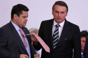 Bolsonaro chama Alcolumbre após sinalização de que não é favoravel a candidatura palaciana à presidência da Casa