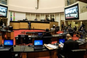 Governador que deu aumento salarial a procuradores absolvido por 6 a 3