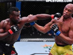 VÍDEO: Anderson Silva é nocauteado em despedida do UFC