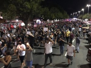 Protesto em Macapá pede regularização do fornecimento de energia no Amapá