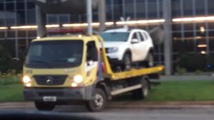 Carro invade espelho d’água do Ministério da Justiça