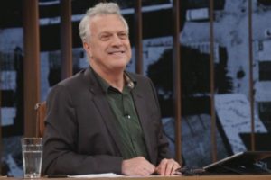 Pedro Bial chama Bolsonaro de “acéfalo” e “desgovernante” em programa