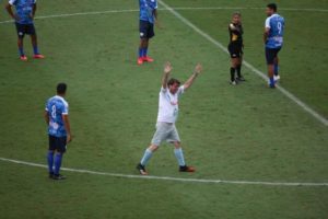 Bolsonaro joga partida beneficente e marca gol, mas aos onze minutos pede para sair