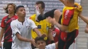 Vídeo:  jogador do Fluminense é atingido por ‘voadora’