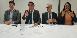 VÍDEO: Em live, Bolsonaro pede a brasileiro para apagar luz e tomar banho rápido