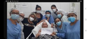Homem de 99 anos sai do hospital após Covid-19