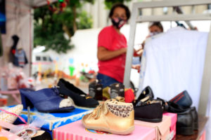 HB sedia feira de artesanato com peças feitas por pacientes