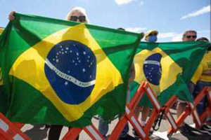 Apoiadores de Bolsonaro fazem protesto por voto impresso
