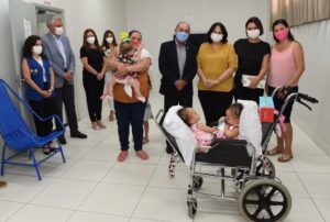 Primeira-dama Michelle Bolsonaro e ministra Damares Alves visitam siamesas em unidade da OVG