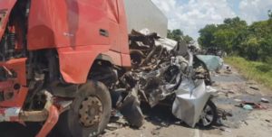 Acidente com três caminhões, caminhonete e ônibus deixa ao menos 4 mortos em GO