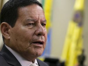 Mourão divulga que governo irá vacinar 150 milhões de brasileiros contra a Covid-19 em 2021