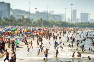 Prefeitos do litoral paulista mantêm praias liberadas na virada do ano