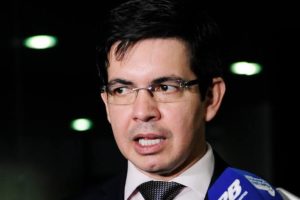 Randolfe convida Flávio Bolsonaro para explicar ajuda da Abin