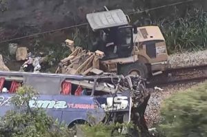 Sobe para 18 o número de mortos em acidente de ônibus em MG