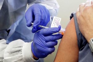 EUA aprovam uso emergencial da vacina da Moderna contra a Covid-19