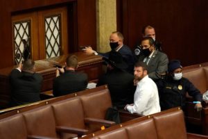 Morre agente ferido na invasão do Congresso dos EUA