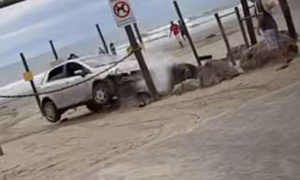 VÍDEO: Mulher trafega em praia e tenta atingir um homem com carro