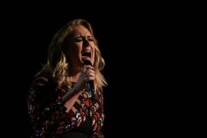 Adele comemora 10 anos do lançamento do álbum ’21’