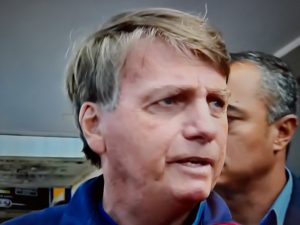 Bolsonaro nega toma lá dá cá após sair de concessionária de moto em Brasília