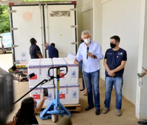 Governo de Goiás recebe mais 65,5 mil doses de vacinas e outras 30 mil chegam na quarta-feira (27/01)