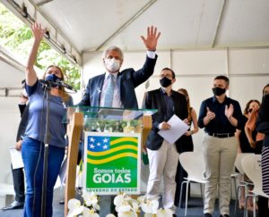 Caiado sanciona leis que permitem recontratação de professores temporários e garantem correção salarial