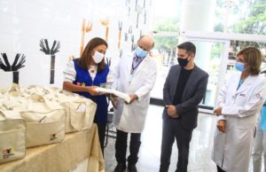 Gracinha Caiado entrega kits de higiene para pacientes de Manaus