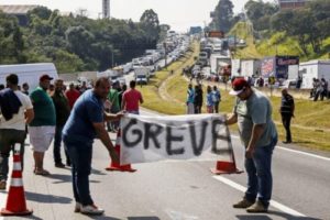 Paralisação de caminhoneiros ganha adesões e categoria quer reunião com Bolsonaro